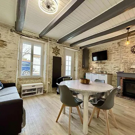 Semesterbostad Charmante Maison Renovee Avec Cour-wifi Gratuit, 2 Chambres, Proche Commerces, - Fr-1-246a-287